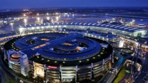 Düsseldorfer Flughafen bei Nacht